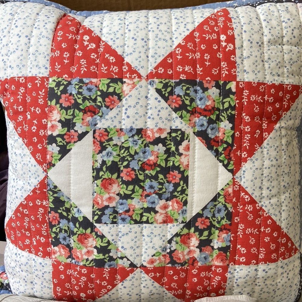 MARTHA STEWART COLLECTION American Floral star patchwork pillow 18x18 in